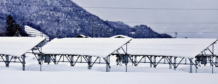 太陽光パネルの雪をどかしたい！雪下ろしは必要？